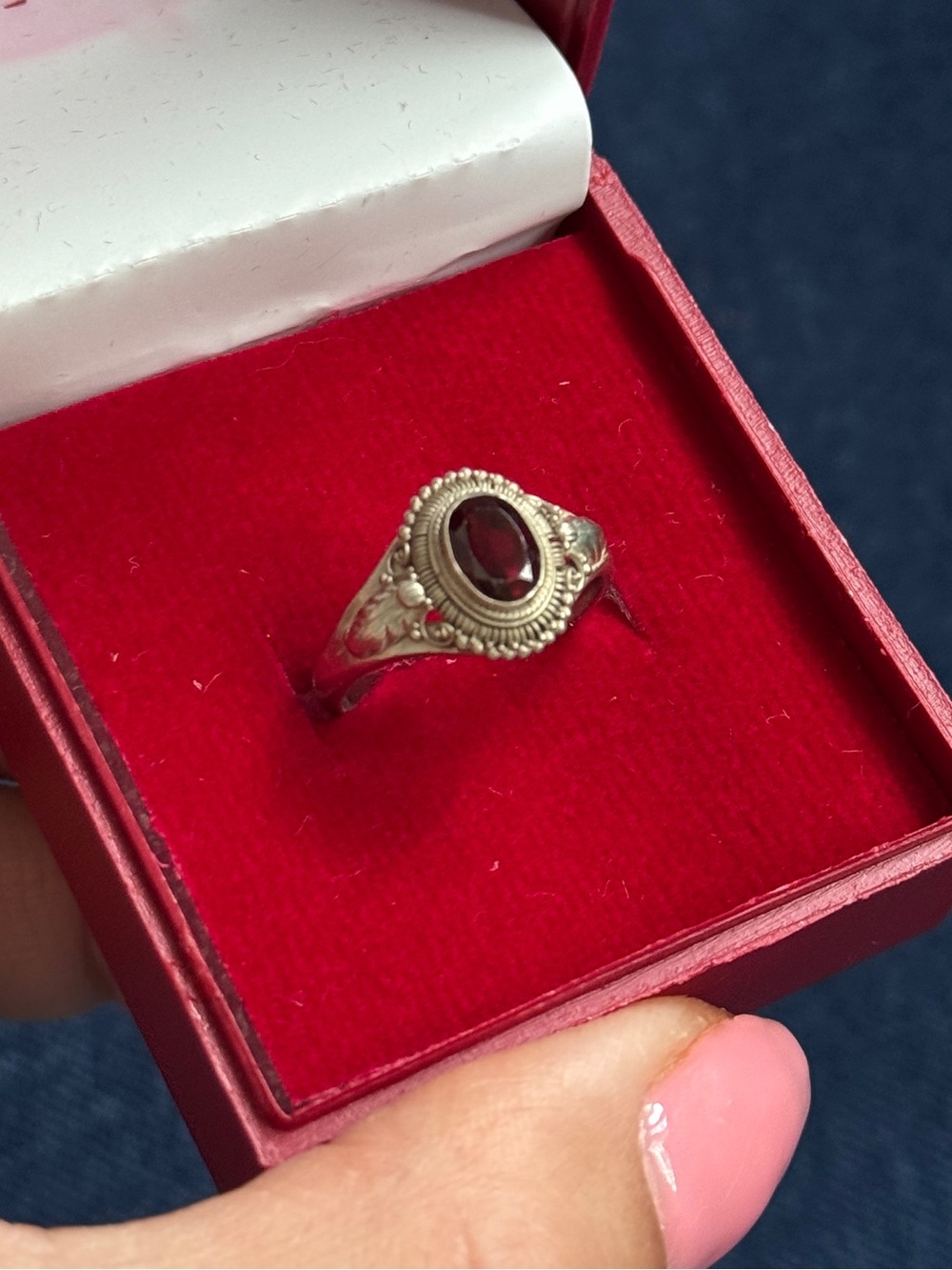 Stunning Vintage 925 Sterling Silver Garnet
Ring size‎ 6